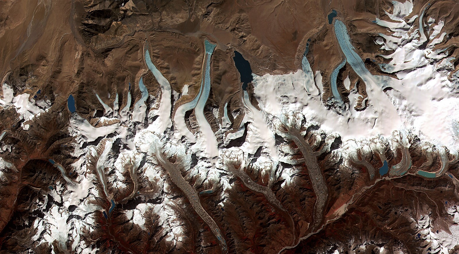Junge Gletscherseen vor Rückzugsgletschern im Himalaya von Bhutan